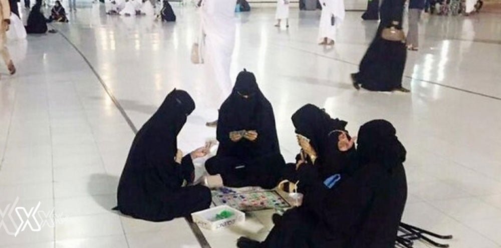 women playing cards makkah